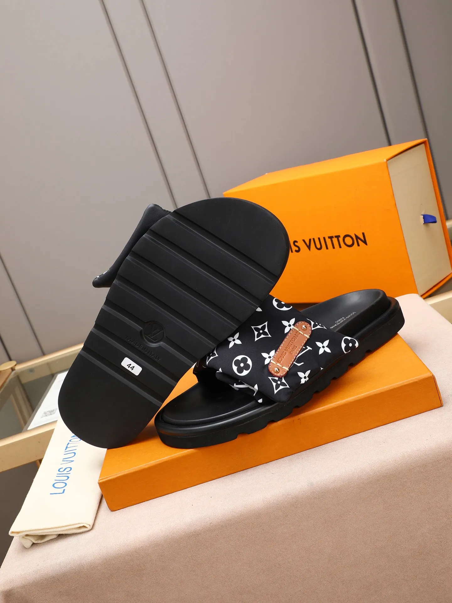 PP360 [LOUIS VUITTON] Louis Vuitton, LV printing, men's and women's slippers are on the market. The drawer box packaging comes with a cloth bag and a card. The upper pattern looks very soft and waxy, and it is a super versatile leg slimming tool. Fabric: imported denim/canvas/old fabric, LV hardware LOGO, official website pattern printing, comfortable to wear, feet: high-elastic PU water table. Sole: foam sole, heel height: about 5cm. Code number: 35-46, 35, 45, 46 are custom-made and non-returnable. Color: multiple colors and styles available.